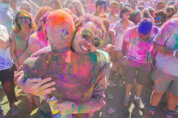 Människor firar under färgen kasta. — Stockfoto