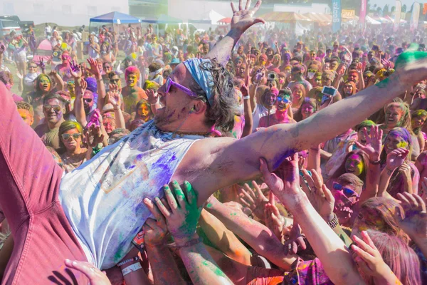 Man in the arms of the crowd — Stock Photo, Image
