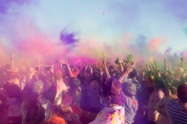 Mensen vieren tijdens de kleur gooien. — Stockfoto