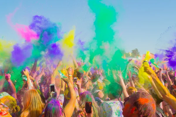 Persone che festeggiano durante il lancio del colore . — Foto Stock