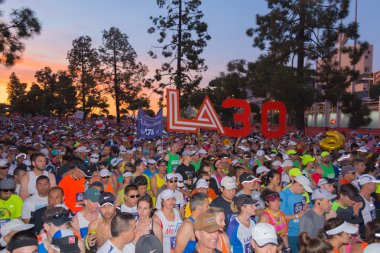 30 La maraton Editio başlangıcında kimliği belirsiz koşucu