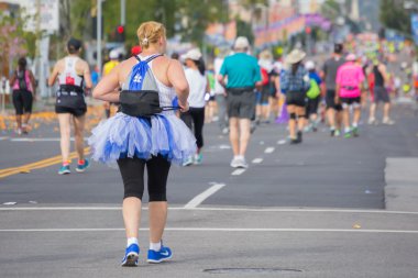 Th içinde katılan kostüm dansçı Unidentifiedrunner giymiş
