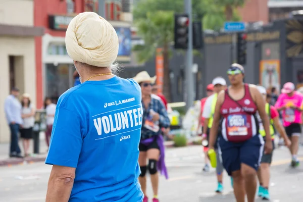 Oidentifierade frivilliga deltar i den 30: e La Marathon Edi — Stockfoto