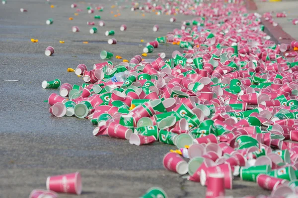 Pappersmuggar slängas på golvet under 30 La Marathon Ed — Stockfoto