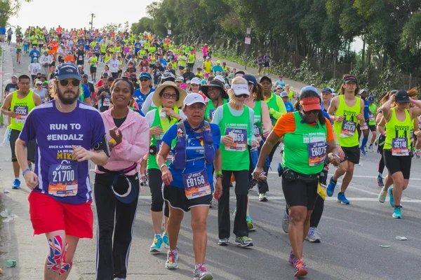 Oidentifierade löpare deltar i den 30: e La Marathon Editi — Stockfoto