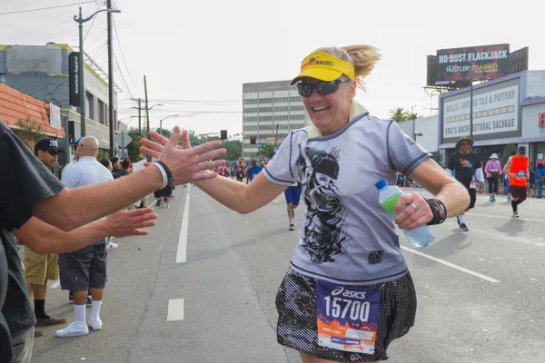 Oidentifierade löpare deltar i den 30: e La Marathon Editio — Stockfoto