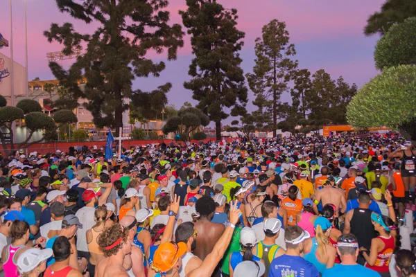 身份不明跑步者在开始的 30 洛杉矶马拉松改版! — 图库照片