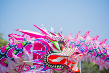 Kiraz Festivali ve Farsça Parade adlı bir Çinli ejderha