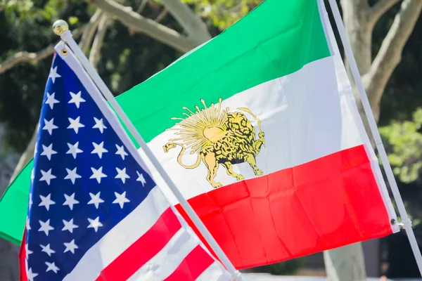 Banderas estadounidenses e iraníes en el Festival de Norooz y Pa persa — Foto de Stock