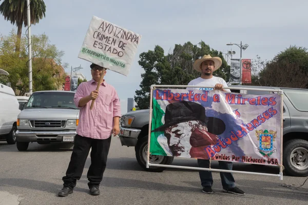 Los angeles, Kalifornien, USA - 22. März 2015 - Angehörige der 43 Studenten, die im letzten September in Mexiko verschwunden sind, strömten in die Straßen der Innenstadt von los angeles, um auf ihre Sache aufmerksam zu machen und Unterstützung zu suchen.. — Stockbild Angehörige der in Mexiko verschwundenen Studenten packten die Koffer — Stockfoto