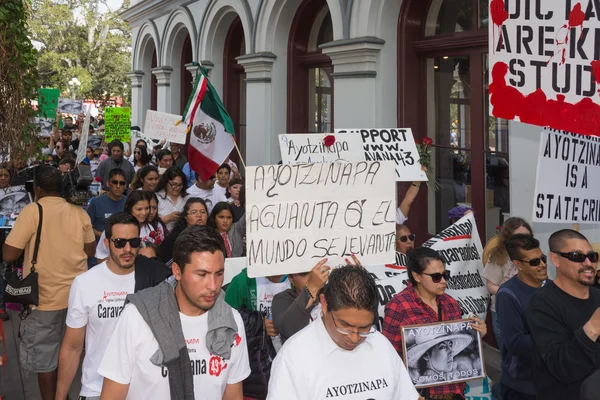 Συγγενείς των φοιτητών που εξαφανίστηκαν στο Μεξικό συσκευάζονται το s — Φωτογραφία Αρχείου