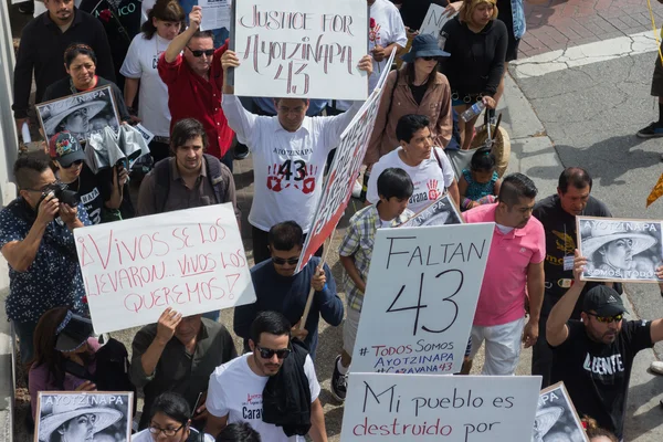 Angehörige der in Mexiko verschwundenen Studenten packten die Koffer — Stockfoto