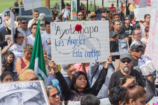 Angehörige der in Mexiko verschwundenen Studenten packten die Koffer — Stockfoto