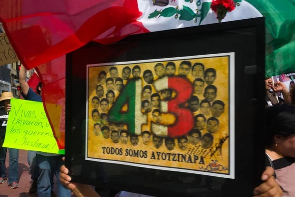 Родственники пропавших в Мексике студентов упаковали — стоковое фото