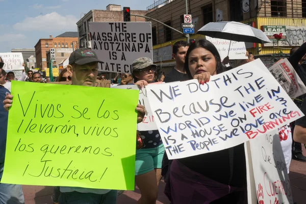 Anhöriga till de studenter som försvann i Mexiko packade s — Stockfoto