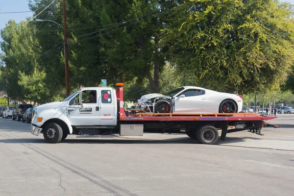 Ferrari 458 quebrado no caminhão de reboque — Fotografia de Stock