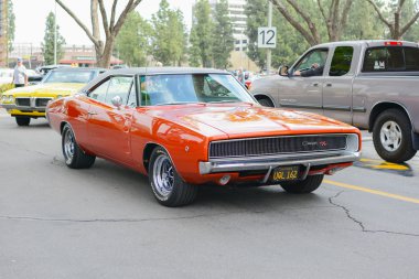 Ekranda Dodge Charger R T klasik otomobil