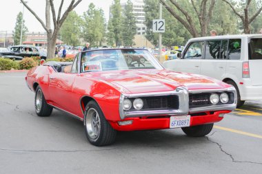 Pontiac Le Mans Cabrio klasik otomobil ekranda