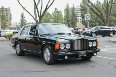 Bentley Turbo R klasik otomobil ekranda