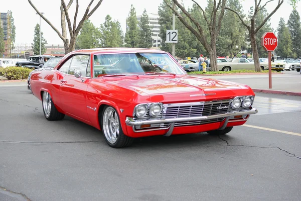 Chevrolet Impala coche clásico en exhibición —  Fotos de Stock