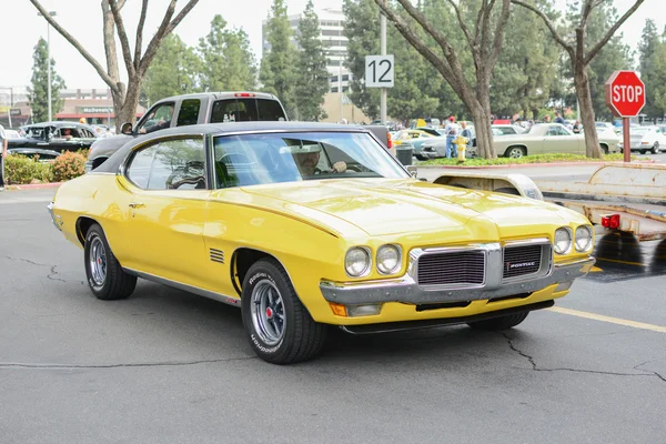 Классический автомобиль Pontiac Firebird Sprint на выставке — стоковое фото