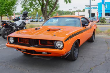 Plymouth Barracuda klasik otomobil ekranda