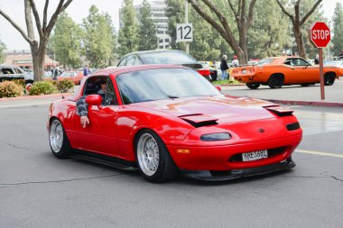 Ekranda Cabrio Mazda Rx 7 klasik otomobil