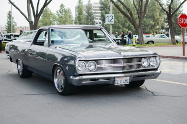 Chevrolet El Camino klasik otomobil ekranda