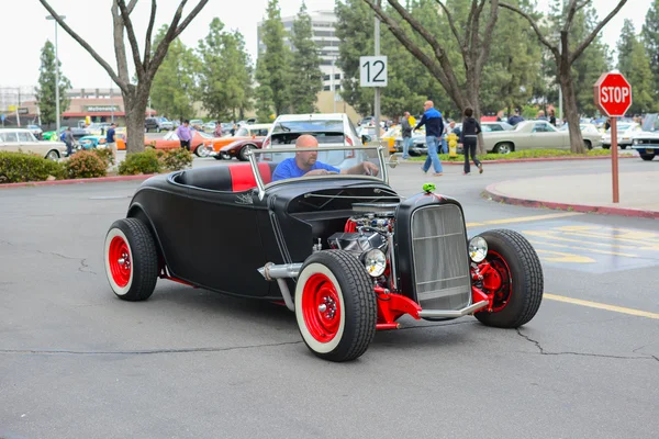 Hot Rod klasszikus autó, a kijelzőn — Stock Fotó