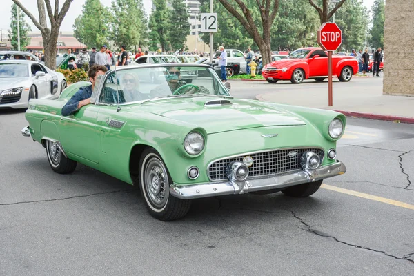 Ekranda Cabrio Cadillac klasik otomobil — Stok fotoğraf