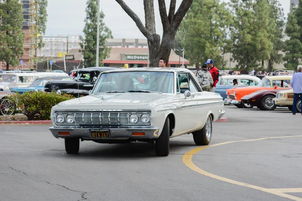 Plymouth klasszikus autó, a kijelzőn — Stock Fotó