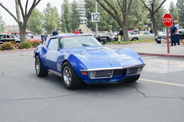 Chevrolet Corvette Stingray coche clásico en exhibición — Foto de Stock