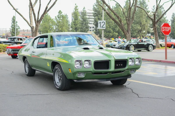 На выставке представлен классический автомобиль Pontiac GTO — стоковое фото