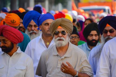 Devotee Sihler erkeklerle yürüyen Türban