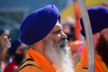Devotee Sih mavi türban ile ezberden dua.