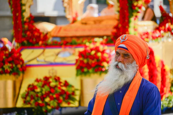 Devoto Sikhs con turbante naranja marchando — Foto de Stock