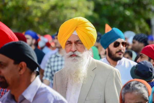 Devotee Sikh com turbante amarelo marchando — Fotografia de Stock