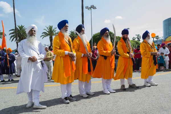 Devoto Sikhs con turbantes azules sosteniendo espadas —  Fotos de Stock