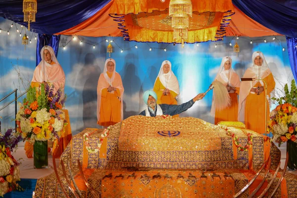 Devotee Sikhs recitera böner — Stockfoto