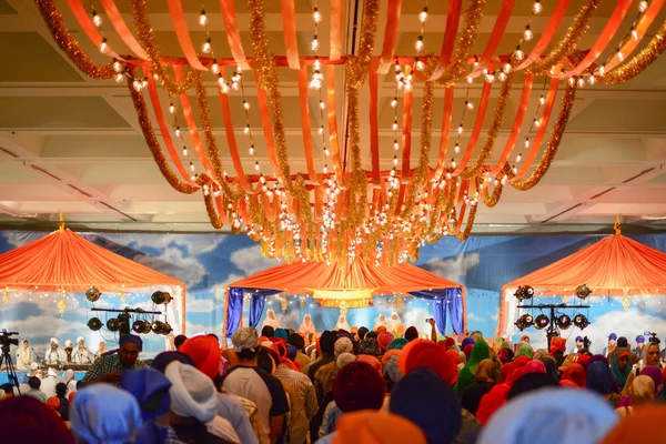 Devotee Sikhs recitera böner — Stockfoto