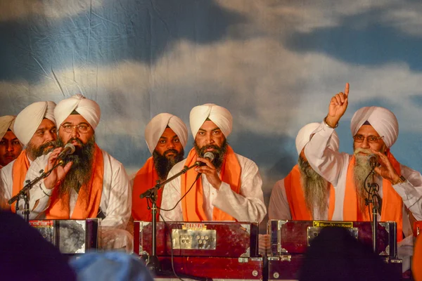 Devotee Sikhs recite prayers — Stock Photo, Image