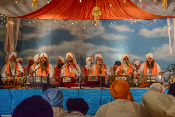 Devotee Sikhs recitera böner — Stockfoto