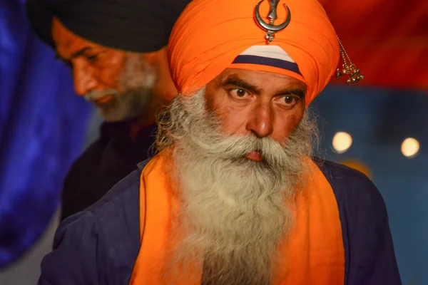 Devotee Sikh com turbante laranja — Fotografia de Stock