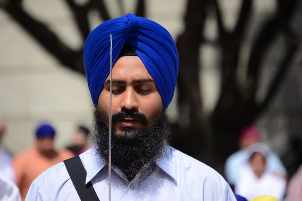 Devotee Sikh med blå turban recitera bön. — Stockfoto