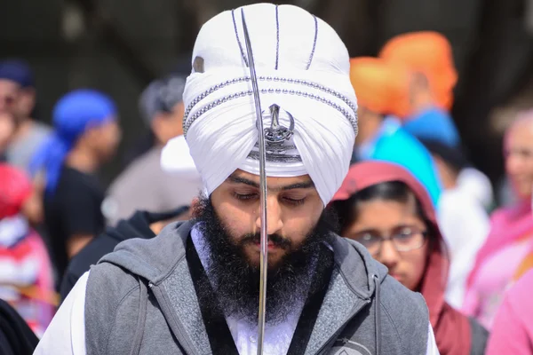 Devotee Sih beyaz türban ile ezberden dua — Stok fotoğraf