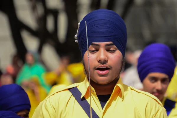 Devotee Sikh med blå turban recitera bön. — Stockfoto