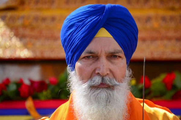 Devotee Sikh com turbante azul — Fotografia de Stock