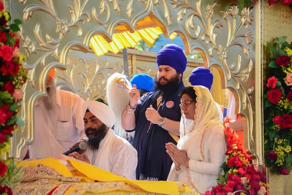 Devotee Sikh recitera böner — Stockfoto