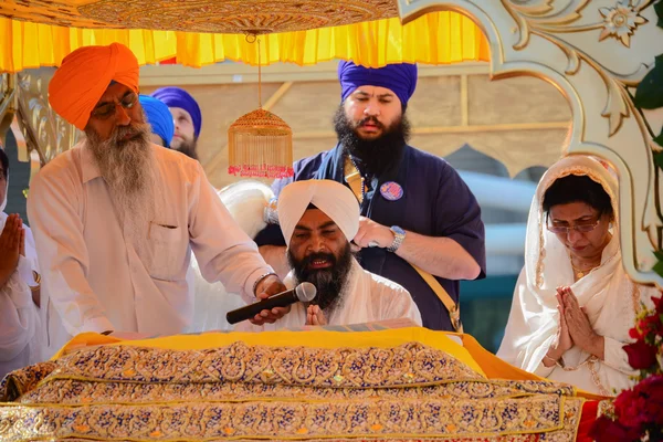 Devotee Sikh recite prayers — Stock Photo, Image