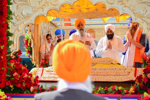 Devotee Sikhs recite prayers — Stock Photo, Image